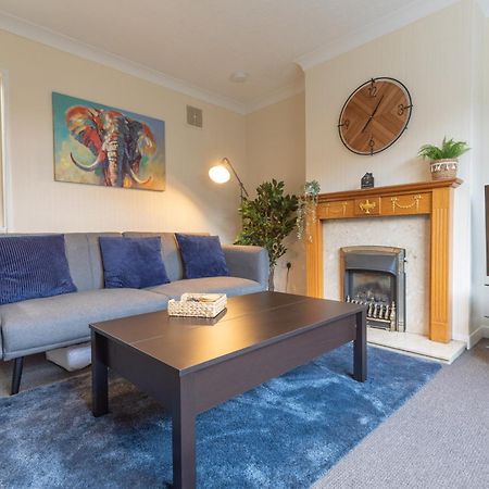 Leconfield Close - Comfy House And Free Parking Кінгстон-апон-Галл Екстер'єр фото