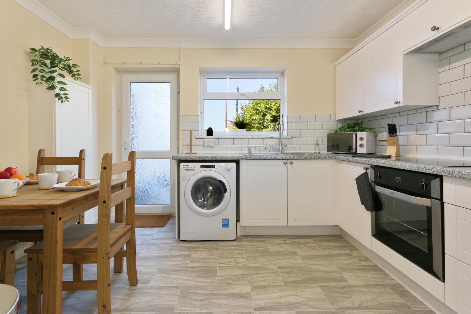 Leconfield Close - Comfy House And Free Parking Кінгстон-апон-Галл Екстер'єр фото